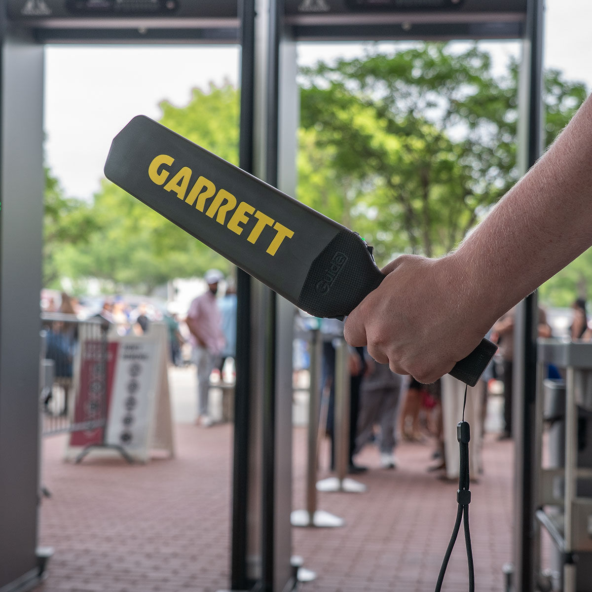 GARRETT GUIDE with Charging Base Kit NEXT GENERATION HANDHELD SECURITY